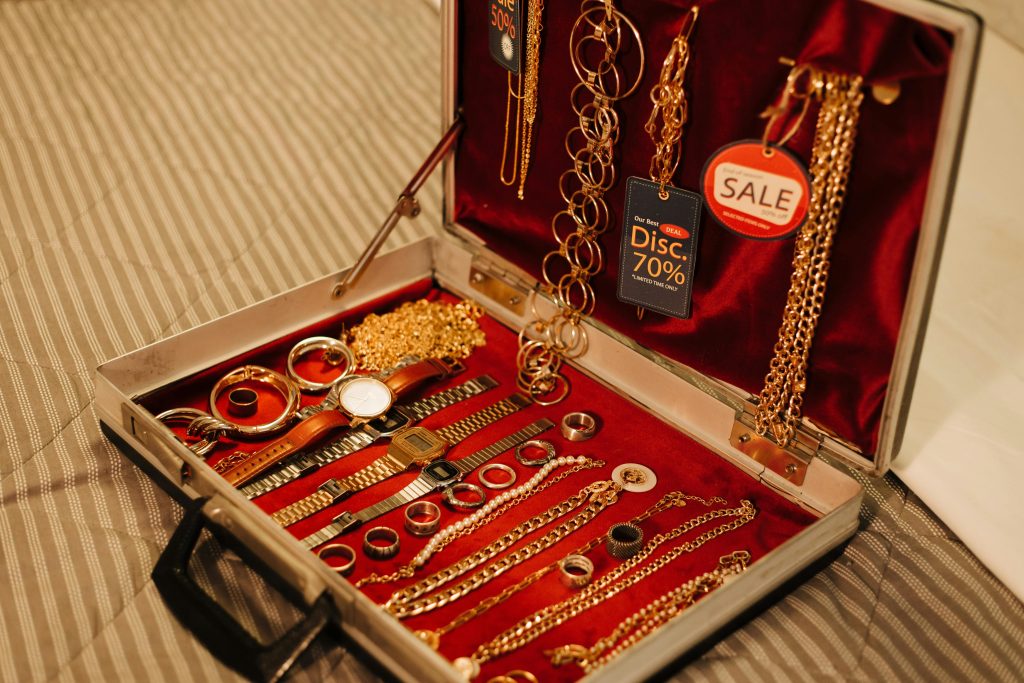 Close-up of a jewelry case with discounts on gold accessories and watches.